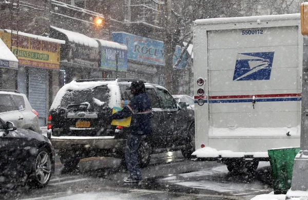 Briefträger bei Schneesturm in der Bronx — Stockfoto