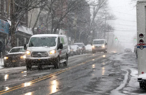 Samochody w burzy śnieżnej w Bronx hrabstwa Nowy Jork — Zdjęcie stockowe