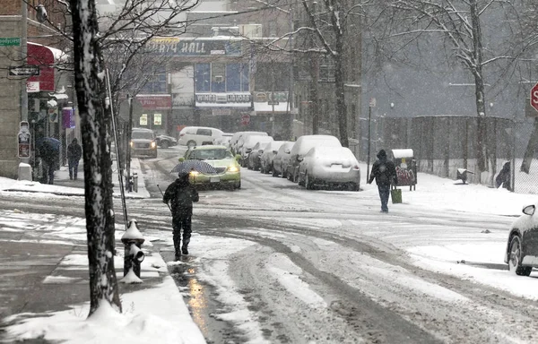 Wspólnoty ulicy podczas burzy śnieżnej — Zdjęcie stockowe