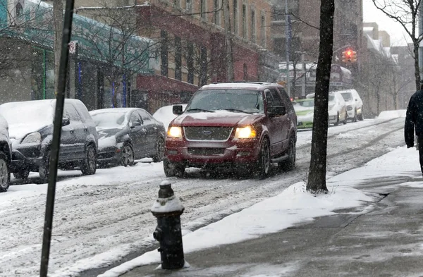 SUV dans la tempête de neige — Photo