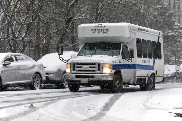 Dostęp do van jazdy podczas burzy śnieżnej — Zdjęcie stockowe