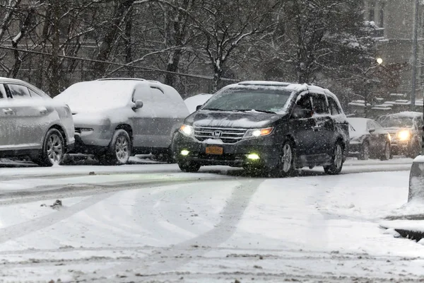 Samochód, zarządzanie w burzy śnieżnej — Zdjęcie stockowe