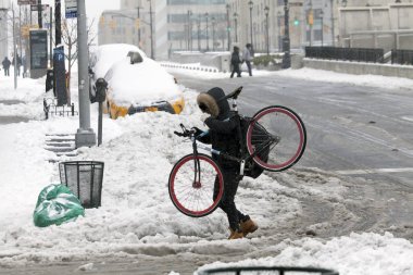 Adam Bisiklet geçiş street ise kar fırtınası içinde taşır.