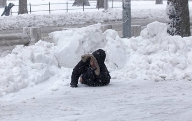 Sonra kar düşen genç çocuk mücadeleler