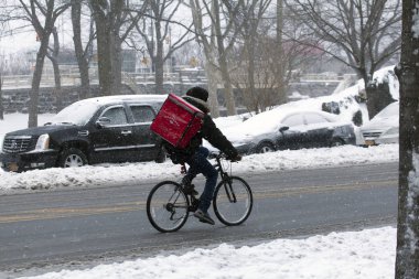 Teslimat bisikletle kar fırtınası sırasında kişi