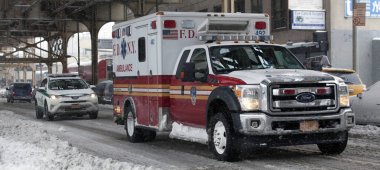 NYC park araç ve ambulans Bronx'ta kar fırtınası sırasında