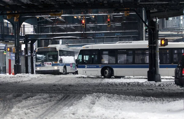 Autobuses MTA viajan durante tormenta de nieve en el Bronx — Foto de Stock