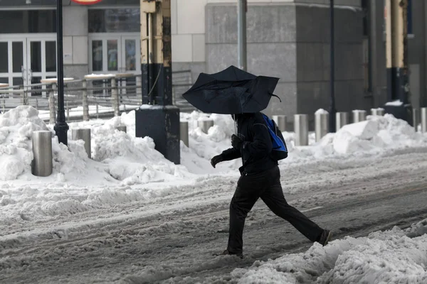 Osoba korzystająca parasol podczas burzy śnieżnej — Zdjęcie stockowe