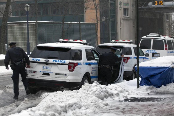 Polis kar fırtınası sırasında araçtan çıkar — Stok fotoğraf