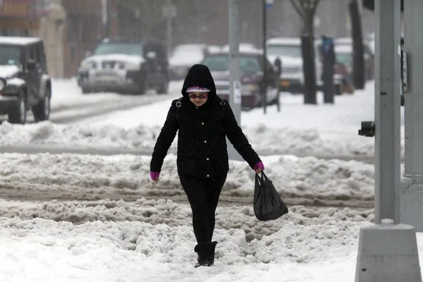 Dame marchant le long de la rue pendant la tempête de neige — Photo