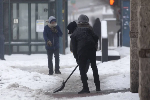 Homem pás neve durante tempestade de neve — Fotografia de Stock