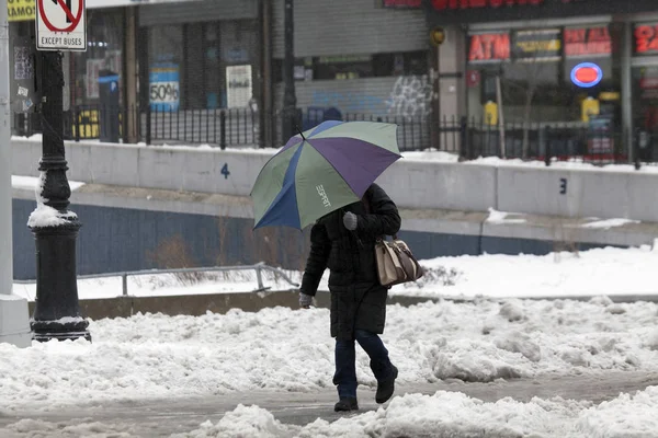Человек, использующий зонтик во время снежной бури — стоковое фото