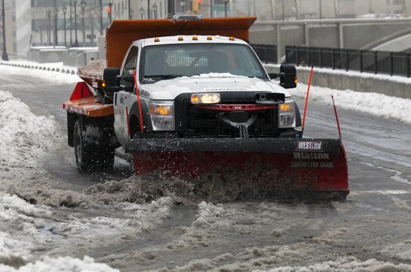 NYC Sanitation truck plowing snow in the Bronx — Stock Photo, Image