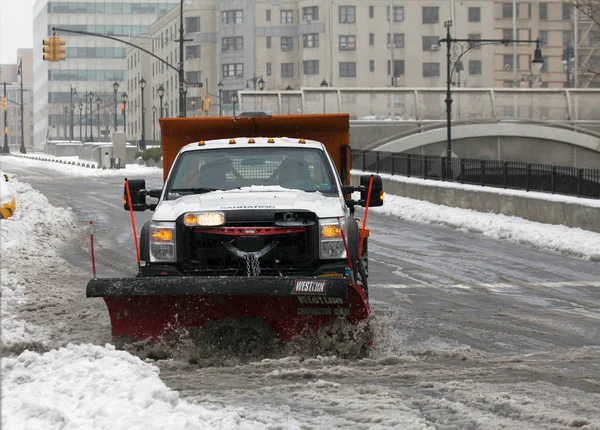 Camión sanitario de Nueva York arando nieve en el Bronx — Foto de Stock