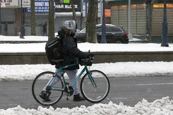 Człowiek idzie z roweru podczas burzy śnieżnej — Zdjęcie stockowe