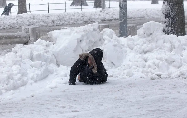 Jeune garçon lutte après être tombé sur la neige — Photo