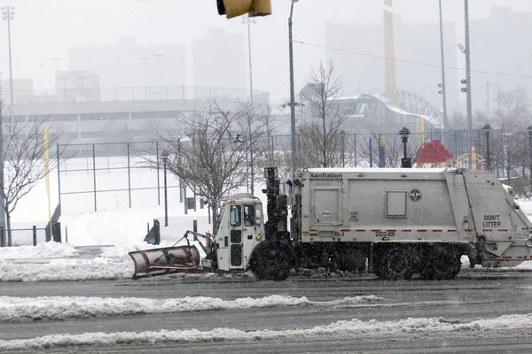 Camión sanitario de Nueva York arando nieve en el Bronx — Foto de Stock