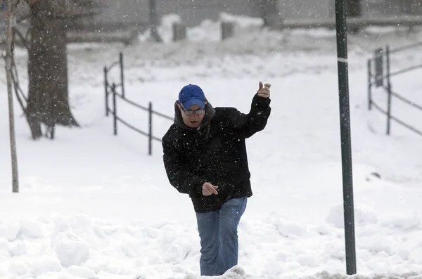 Homme marchant pendant la tempête de neige — Photo