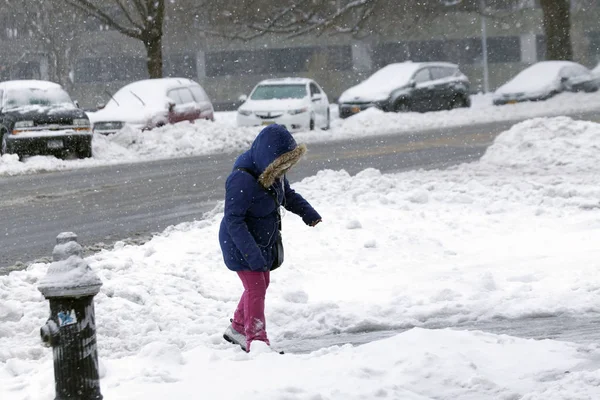 Jong meisje wandelingen in de sneeuwstorm in de Bronx — Stockfoto