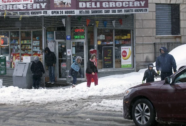 Люди на улице в снежную бурю — стоковое фото