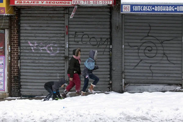 Människor som vandrar i snöstorm i Bronx County i New York — Stockfoto