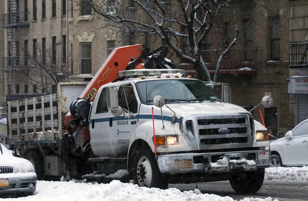 Departamento de Tránsito camión con grúa montada durante tormenta de nieve — Foto de Stock