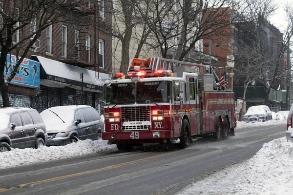 Brannbil under snøstorm i Bronx – stockfoto