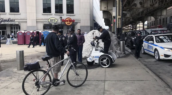 Hombre con bicicleta habla con la policía con un vehículo eléctrico de pie —  Fotos de Stock