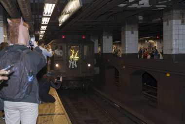 42 Street Yankee Stadyumu için başlı alçak gerilim tren durur 