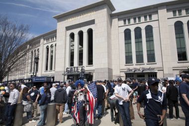 Lenny sevgi ve fanlar taşıyan bayrak dış Yankee Stadyumu ayakları üzerinde