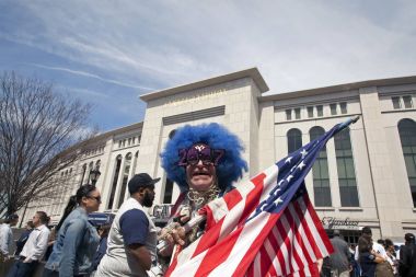 Açılış günü Yankee Sta üzerinde Lenny sevgi ve Yankee fan elinde bayrak