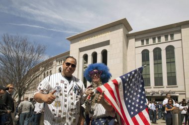 Açılış günü Yankee Sta üzerinde Lenny sevgi ve Yankee fan elinde bayrak