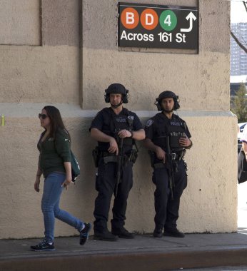 Birkaç New York Polis Teşkilatı terörle büro memurları da açılış sırasında