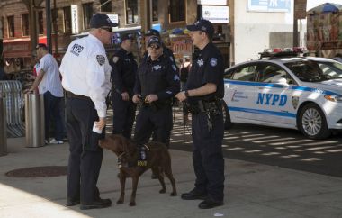 New York Polis Teşkilatı terörle mücadele Bürosu K-9 memurları d açılış sırasında konuşmak