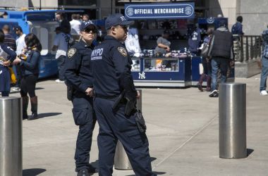NYPD polis Counter Terörizm Bürosu memurları Yankee stad devriye
