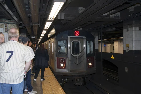 Comboio aproximando-se da estação subterrânea Manhattan metrô platfo — Fotografia de Stock