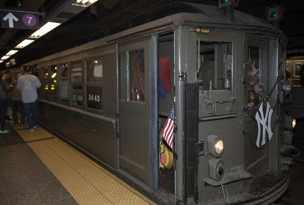 Tren de bajo voltaje se detiene en la calle 42 hacia Yankee Stadium — Foto de Stock