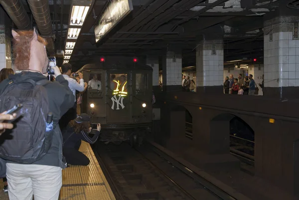 Nízké napětí vlak zastavuje na 42nd street se vydali na Yankee Stadium — Stock fotografie