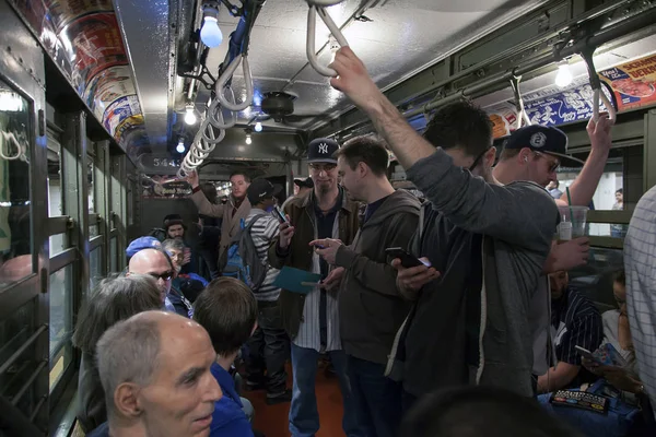 Fanoušci Yankee jezdí historický vlak nízkého napětí na stadion pro otevření — Stock fotografie