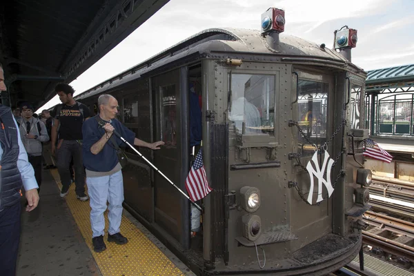 Blind man seeks conductor of Low Voltage train at Yankee Stadium — Stock Photo, Image