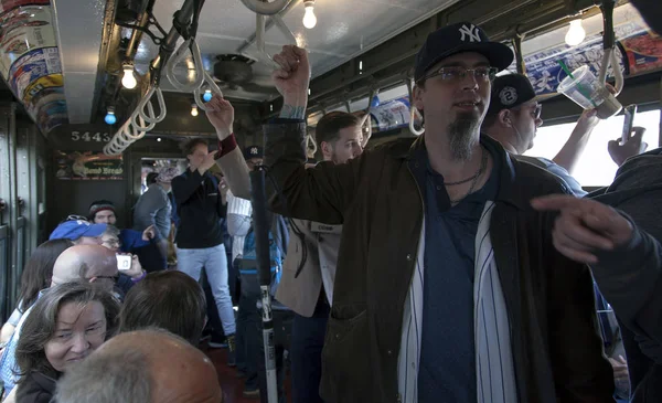 Fãs Yankee montar trem vintage de baixa tensão para estádio para openin — Fotografia de Stock
