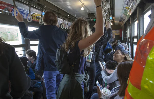 Fanoušci Yankee jezdí historický vlak nízkého napětí na stadion pro otevření — Stock fotografie