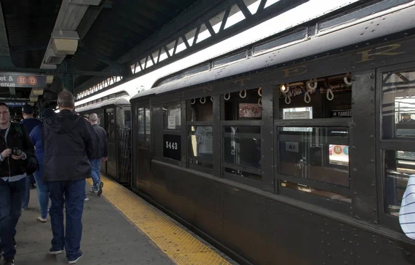 Nízké napětí vlak ve stanici Yankee Stadium pro otevření den hra — Stock fotografie