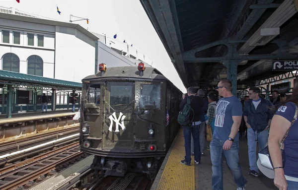 Low Voltage train at Yankee Stadium stationi for opening day gam — Stock Photo, Image
