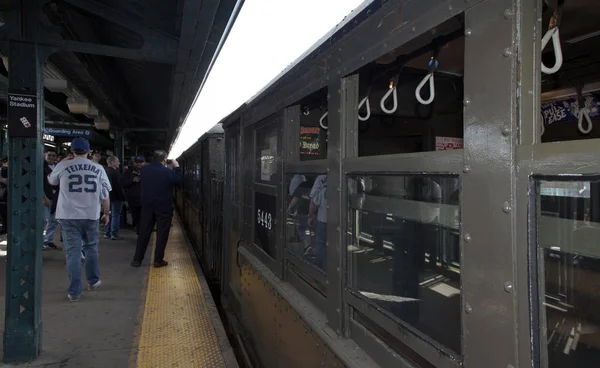 Nízké napětí vlak ve stanici Yankee Stadium pro otevření den hra — Stock fotografie