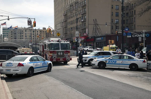 Polis ve itfaiye aracı sayaç terör yol engeli Yankee sırasında — Stok fotoğraf