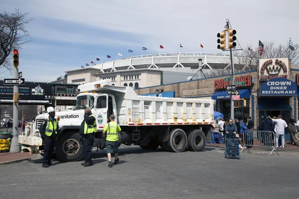 Sanitacji piasek ciężarówka bariery używane podczas otwarcia stadionu Yankee — Zdjęcie stockowe