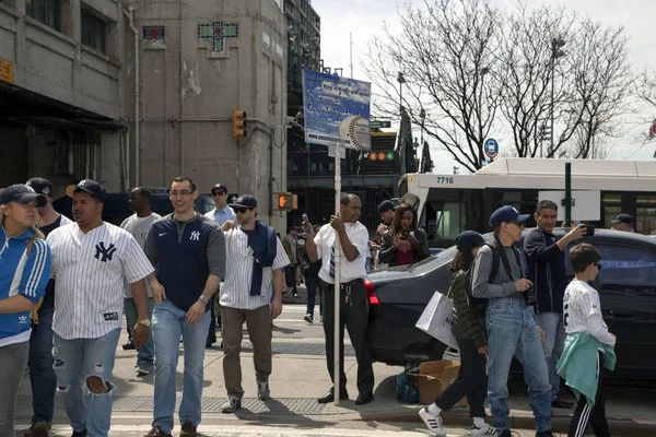 Zewnątrz kaznodzieja z znak w dniu otwarcia Yankee Stadium — Zdjęcie stockowe