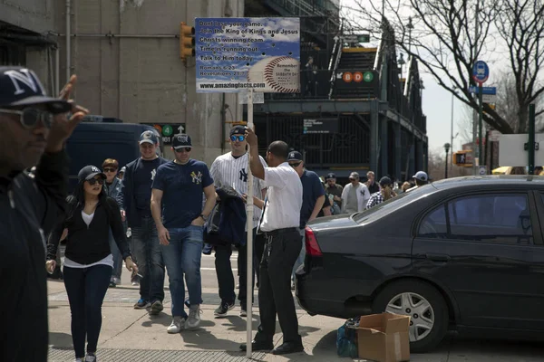 Predicador al aire libre con cartel en el Yankee Stadium el día de apertura — Foto de Stock