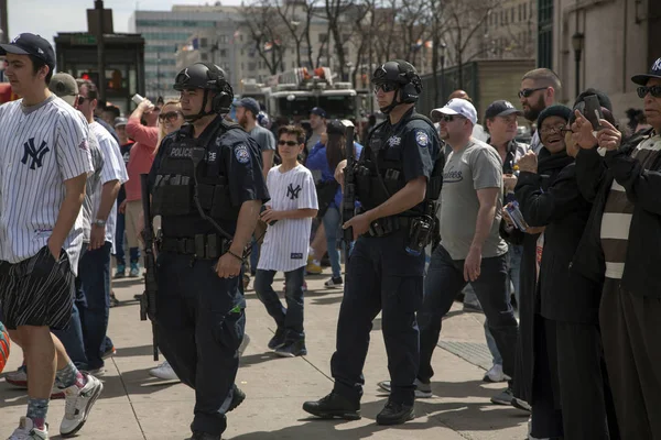 Офицеры Бюро по борьбе с терроризмом полиции Нью-Йорка патрулируют стадион Янки — стоковое фото